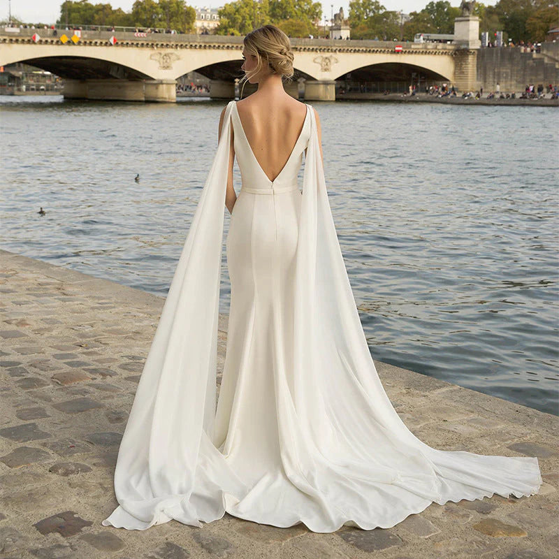 Robe de mariée sirène minimaliste en satin doux et simple, col en V, avec traîne et sans voile