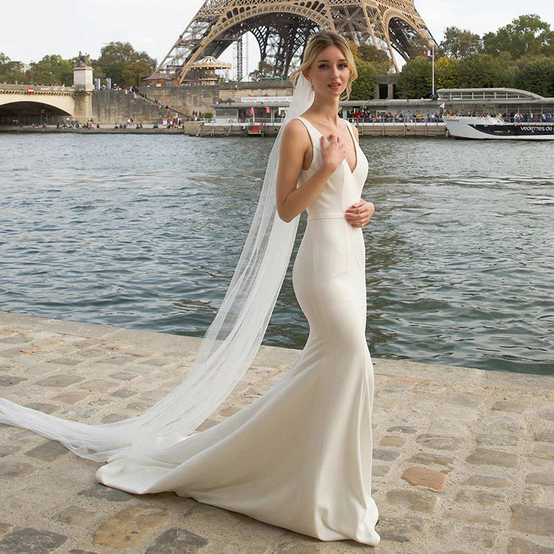Robe de mariée sirène minimaliste en satin doux et simple, col en V, avec traîne et sans voile