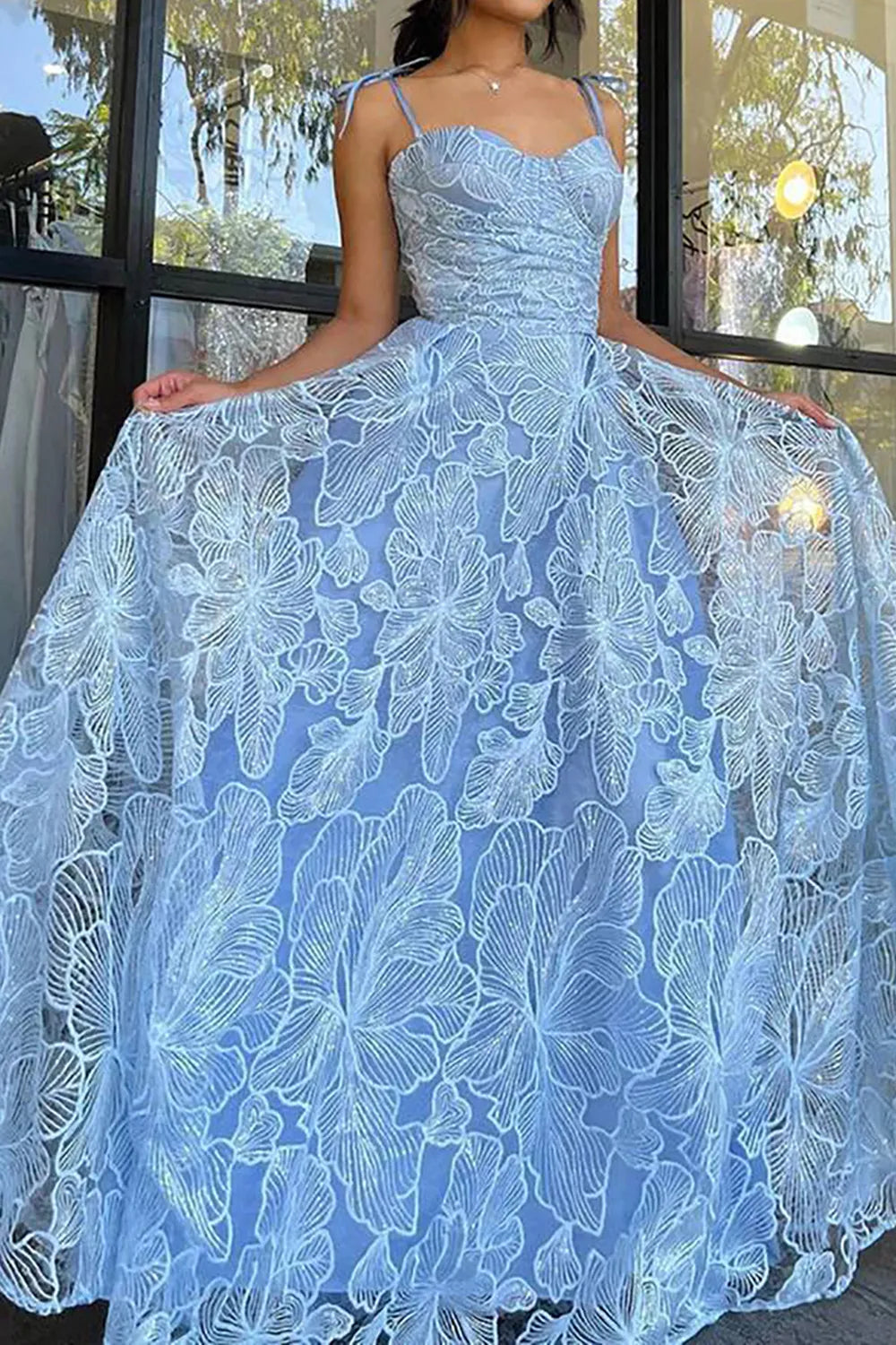 Belle robe de bal bleue sans manches à bretelles spaghetti et coupe trapèze avec dentelle 