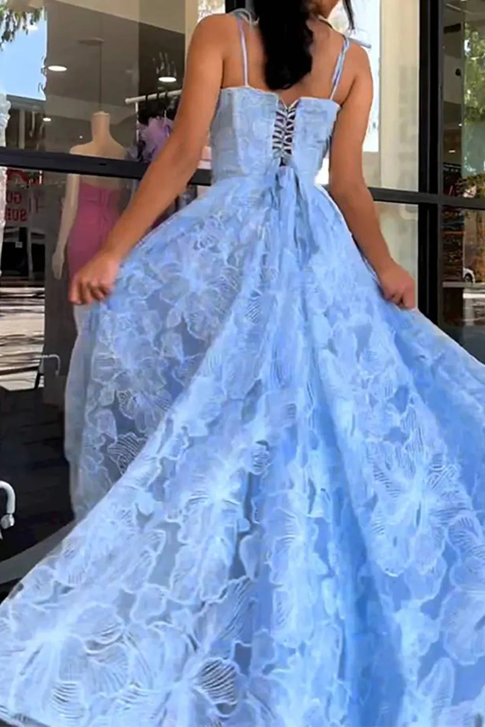 Belle robe de bal bleue sans manches à bretelles spaghetti et coupe trapèze avec dentelle 