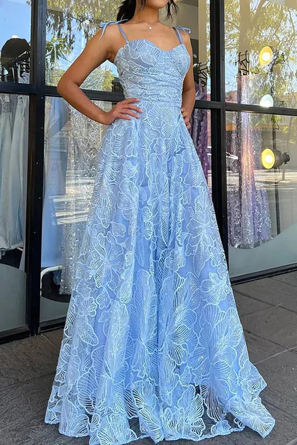Belle robe de bal bleue sans manches à bretelles spaghetti et coupe trapèze avec dentelle 