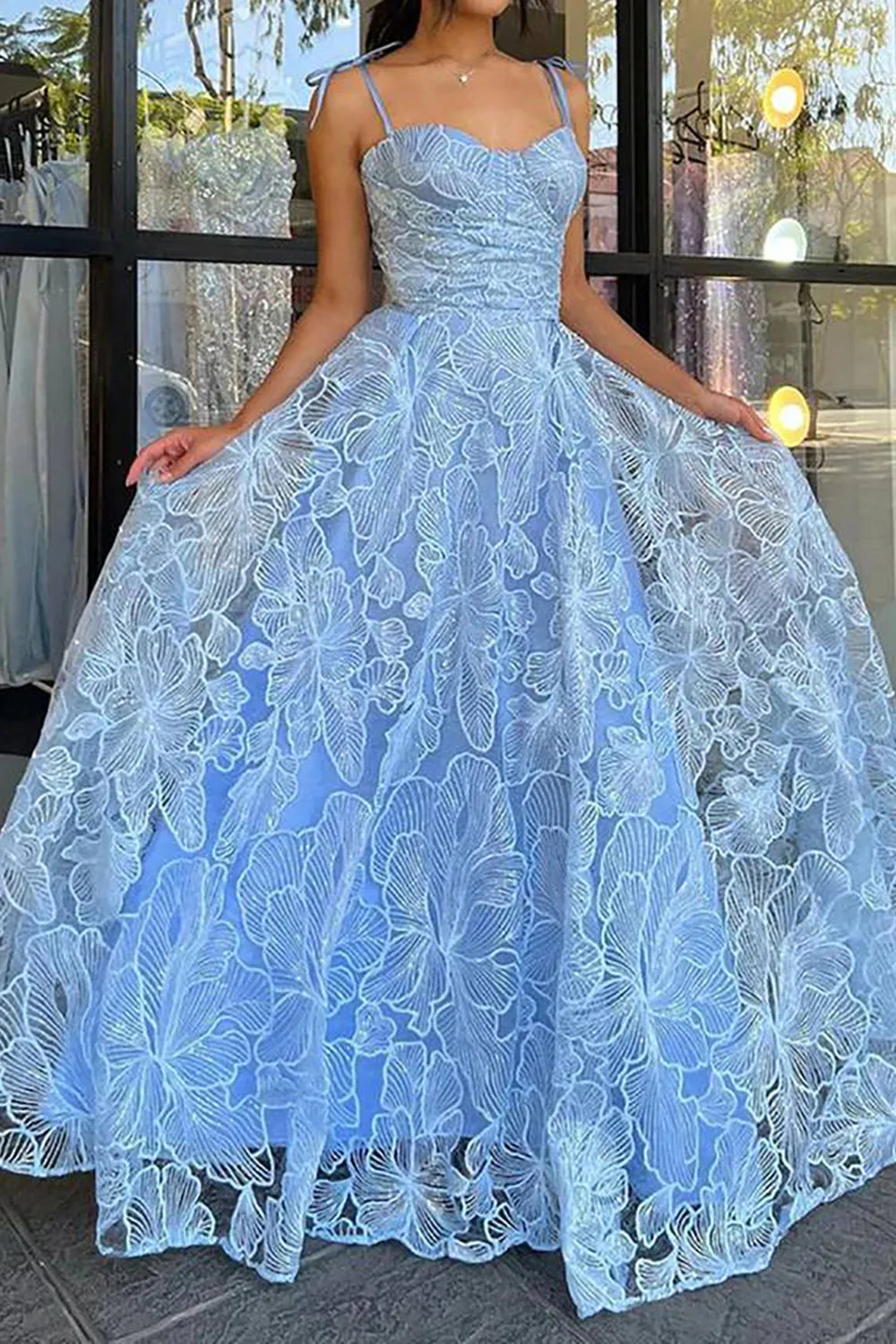 Belle robe de bal bleue sans manches à bretelles spaghetti et coupe trapèze avec dentelle 