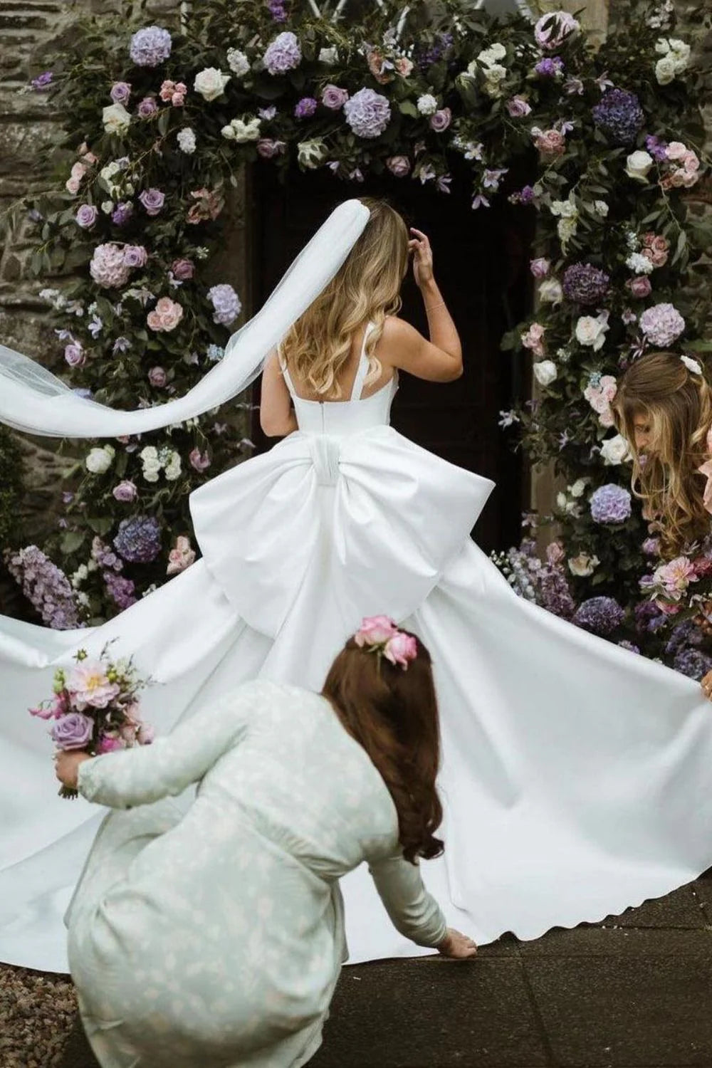 Robe de mariée trapèze à col carré et traîne avec nœud papillon