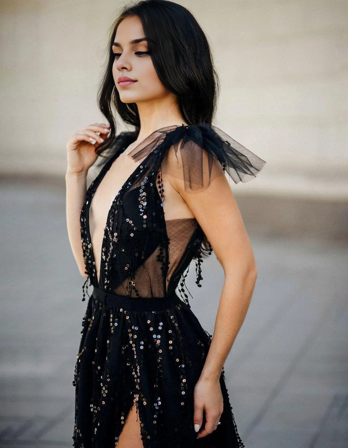 Robe de soirée noire longue à paillettes avec fentes sur les jambes et empiècement transparent dans le décolleté. Robe de bal 