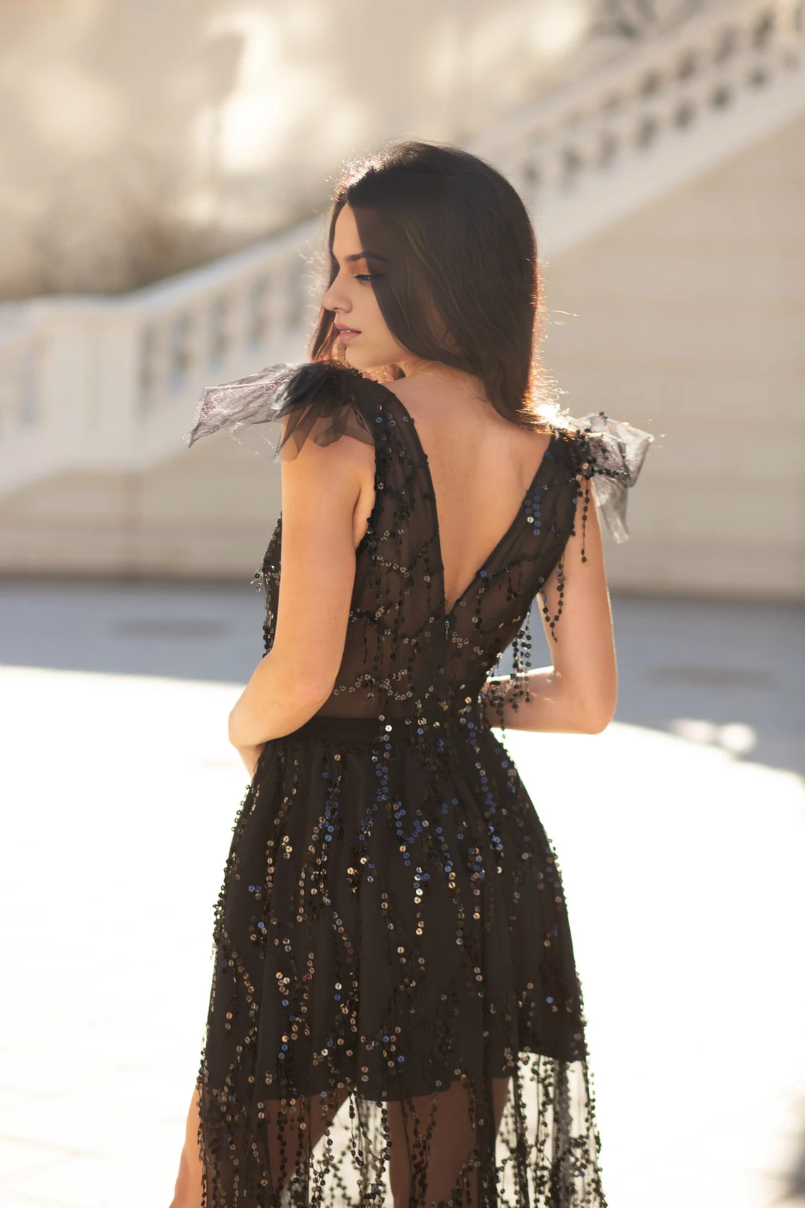 Robe de soirée noire longue à paillettes avec fentes sur les jambes et empiècement transparent dans le décolleté. Robe de bal 