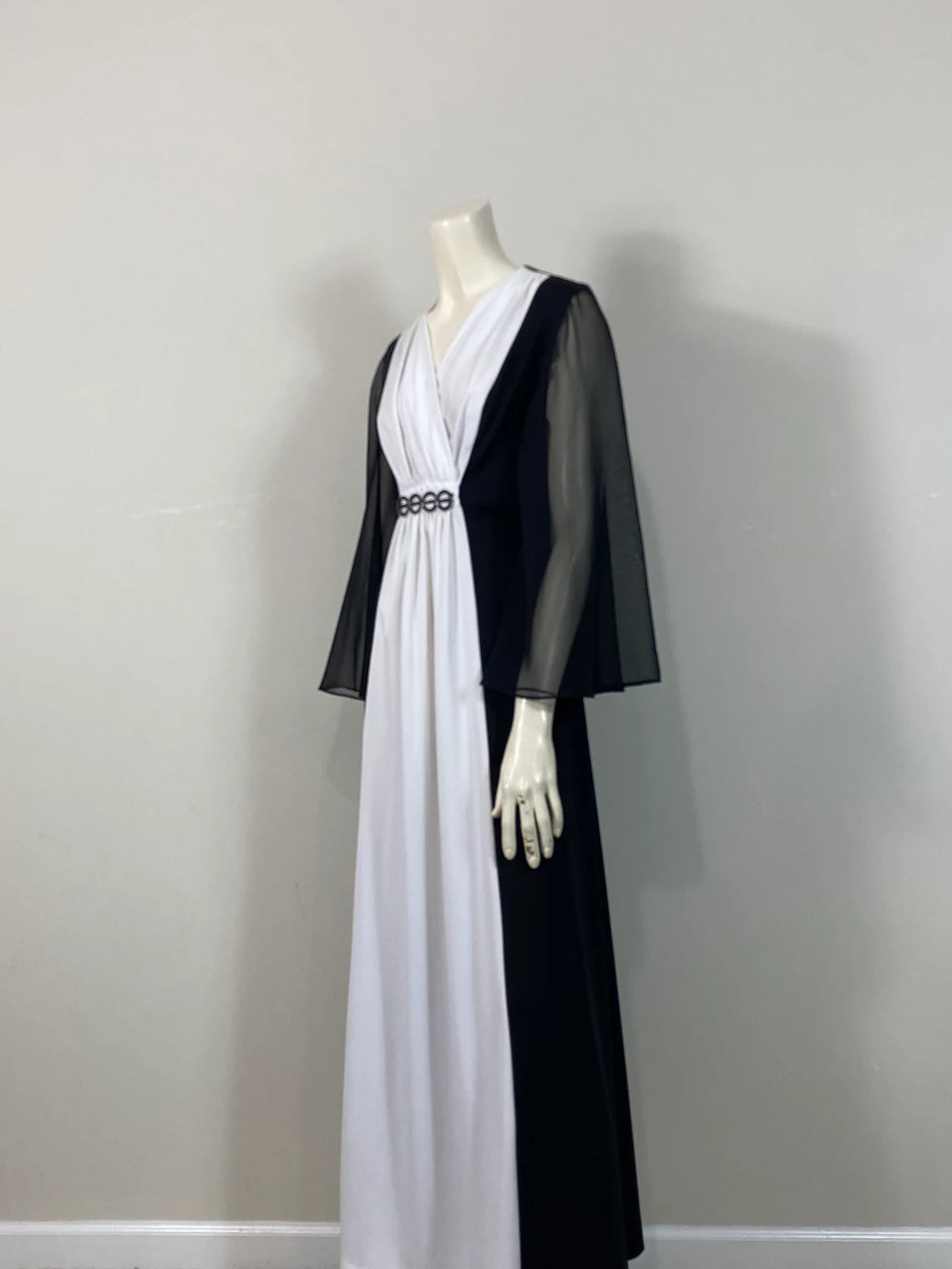 Vestido blanco y negro con mangas de tul transparente, escote en V, largo hasta el suelo 