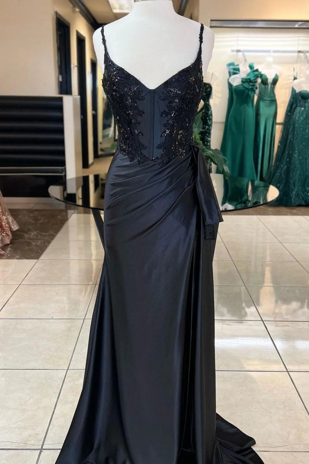Vestido de fiesta largo de satén con tirantes finos de sirena negra, lentejuelas y abertura