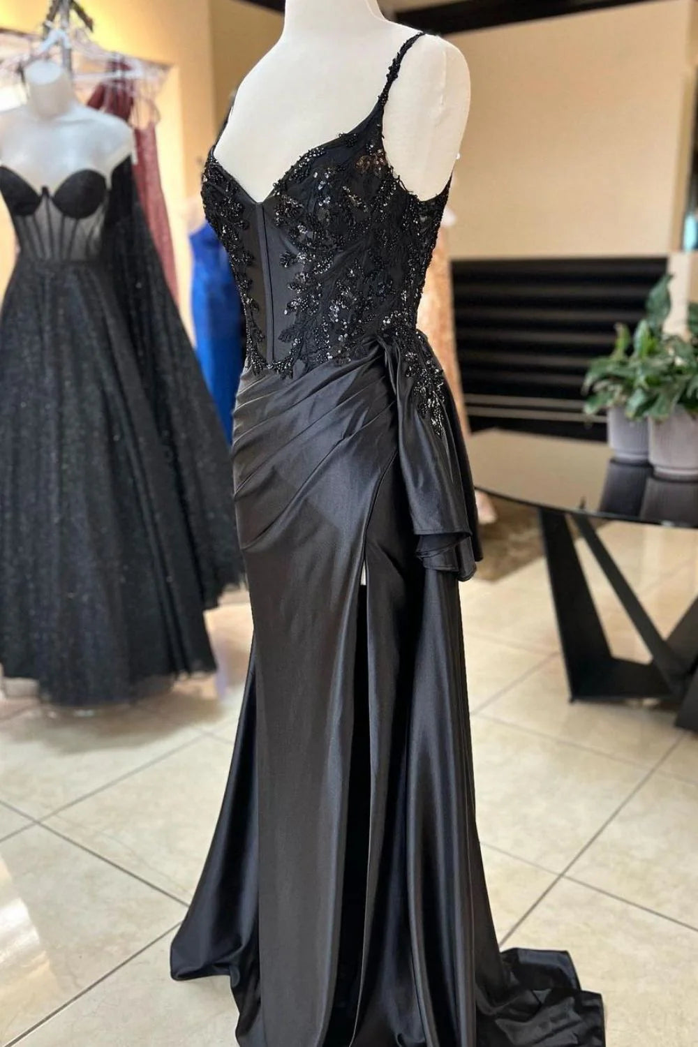 Vestido de fiesta largo de satén con tirantes finos de sirena negra, lentejuelas y abertura