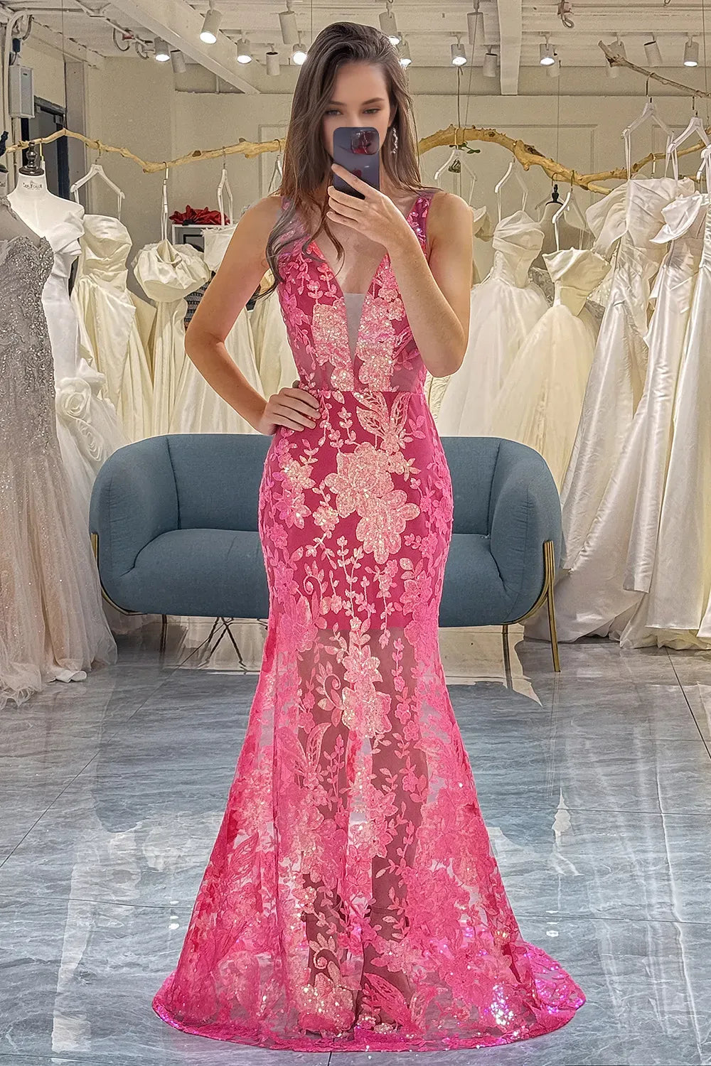 Vestido de fiesta largo fucsia con escote en V profundo y sirena brillante con bordado 