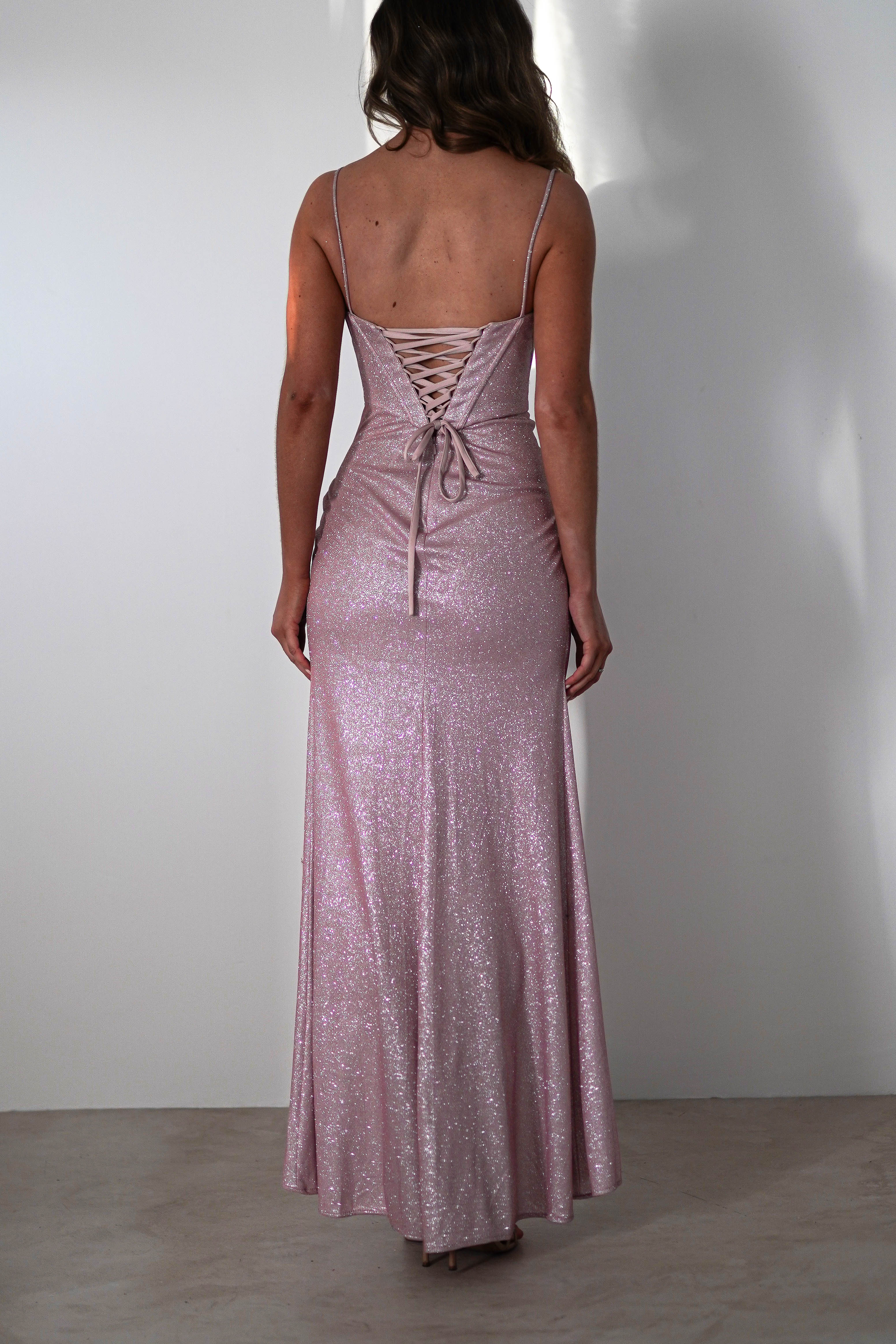 Vestido Weitese con escote corazón, elegante, tirantes finos, brillo, corpiño fruncido, falda con abertura alta y dobladillo hasta el suelo. 