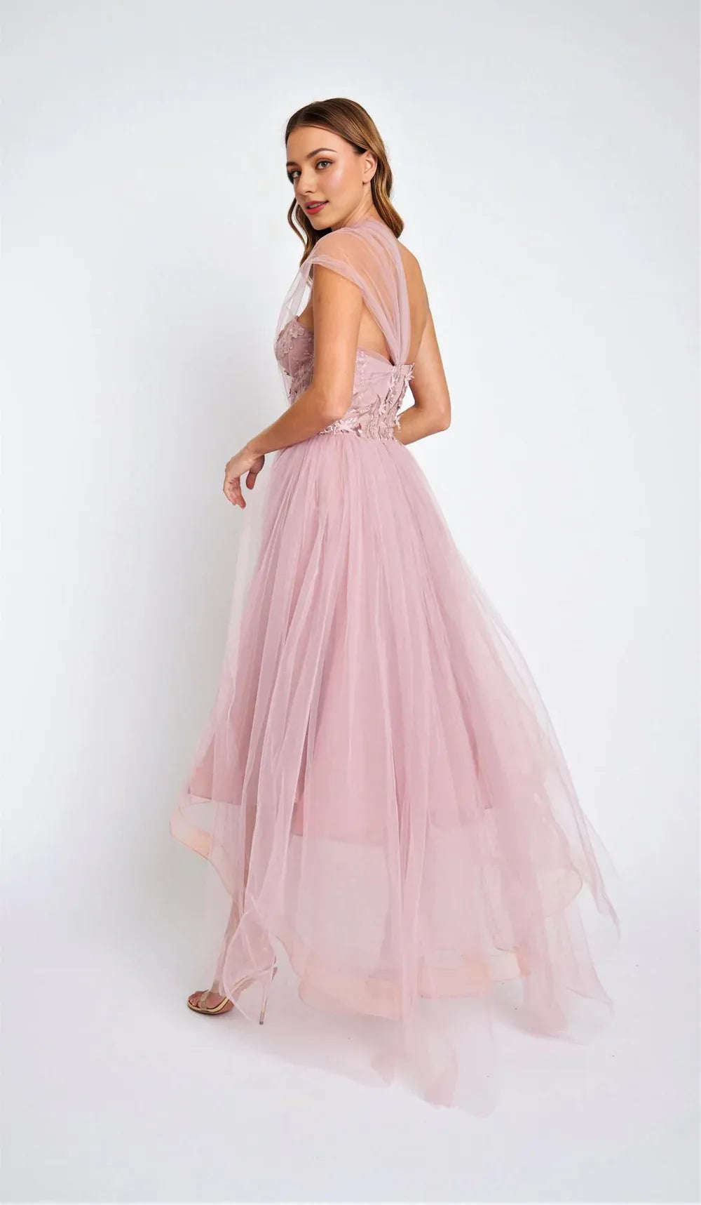 Vestido Weitese de tul ruborizado con escote de un solo hombro, corpiño bordado, falda de tul y dobladillo asimétrico. 