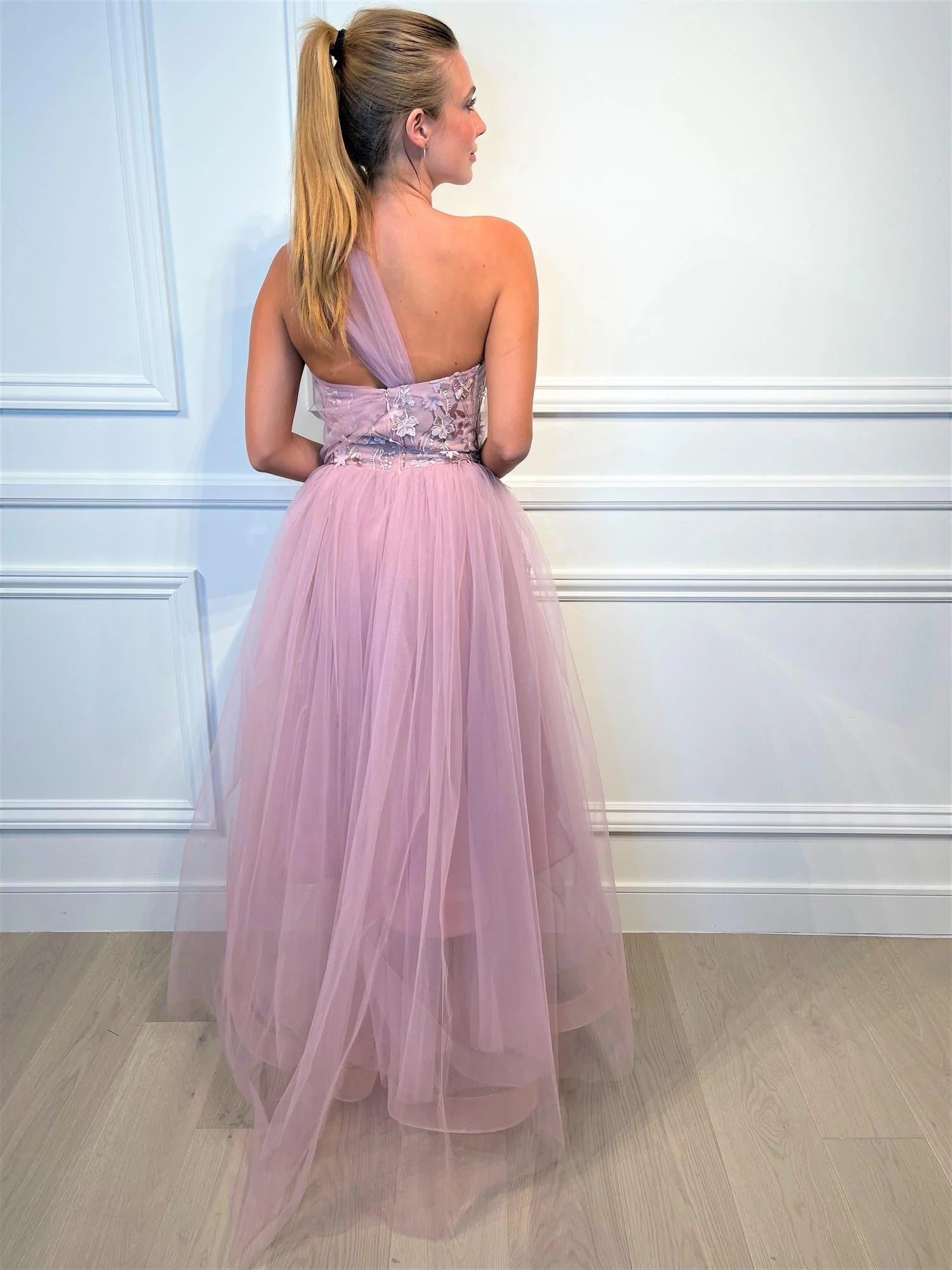 Vestido Weitese de tul ruborizado con escote de un solo hombro, corpiño bordado, falda de tul y dobladillo asimétrico. 