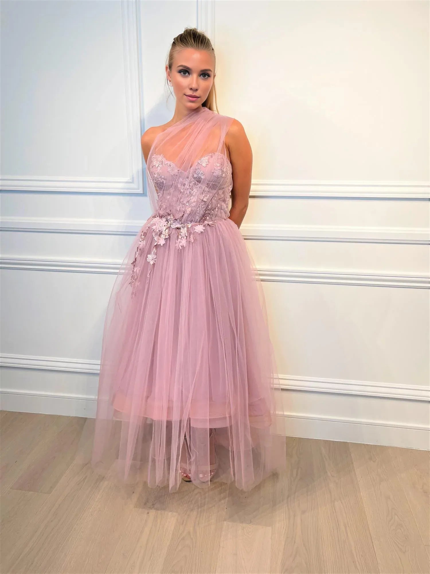 Vestido Weitese de tul ruborizado con escote de un solo hombro, corpiño bordado, falda de tul y dobladillo asimétrico. 