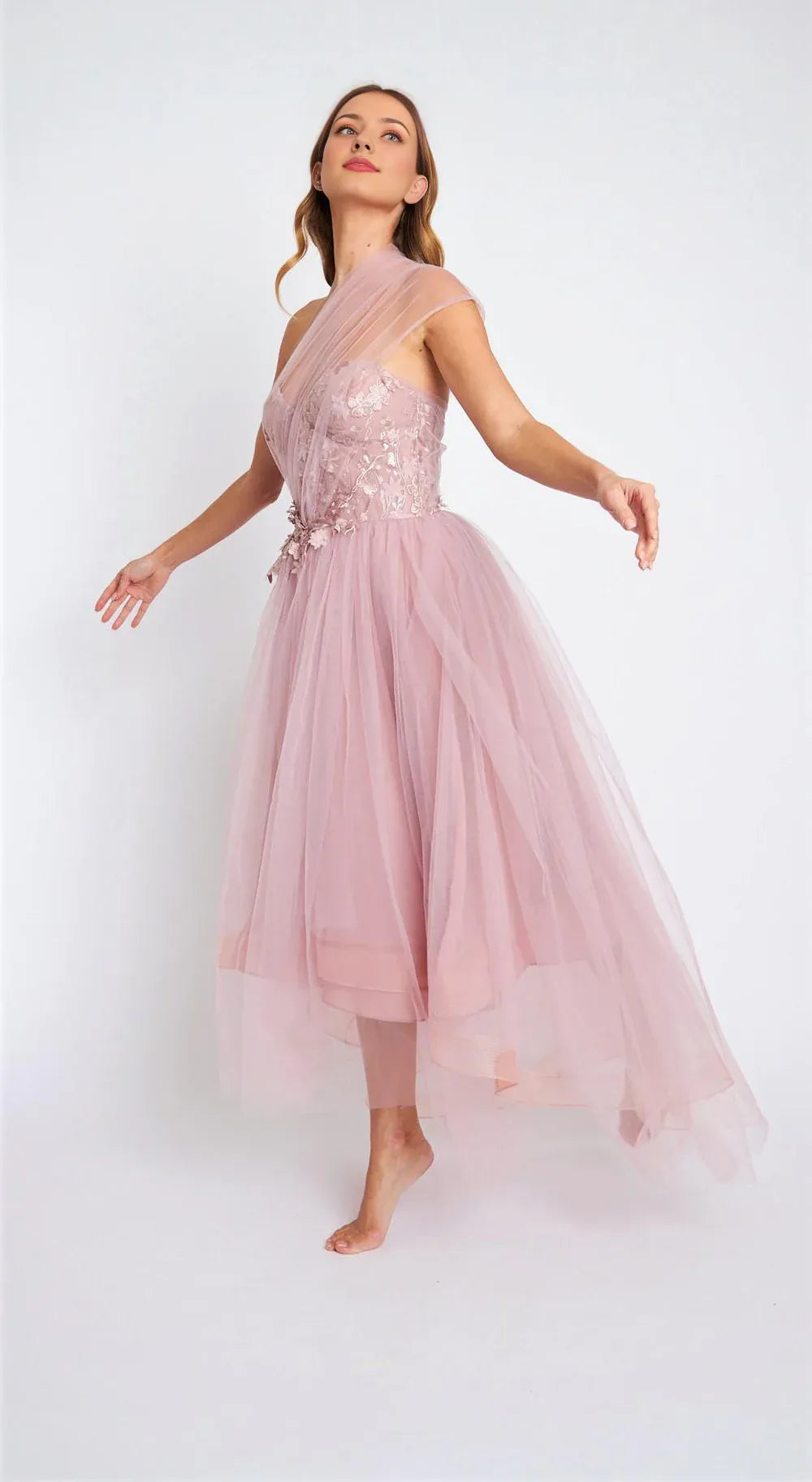 Vestido Weitese de tul ruborizado con escote de un solo hombro, corpiño bordado, falda de tul y dobladillo asimétrico. 