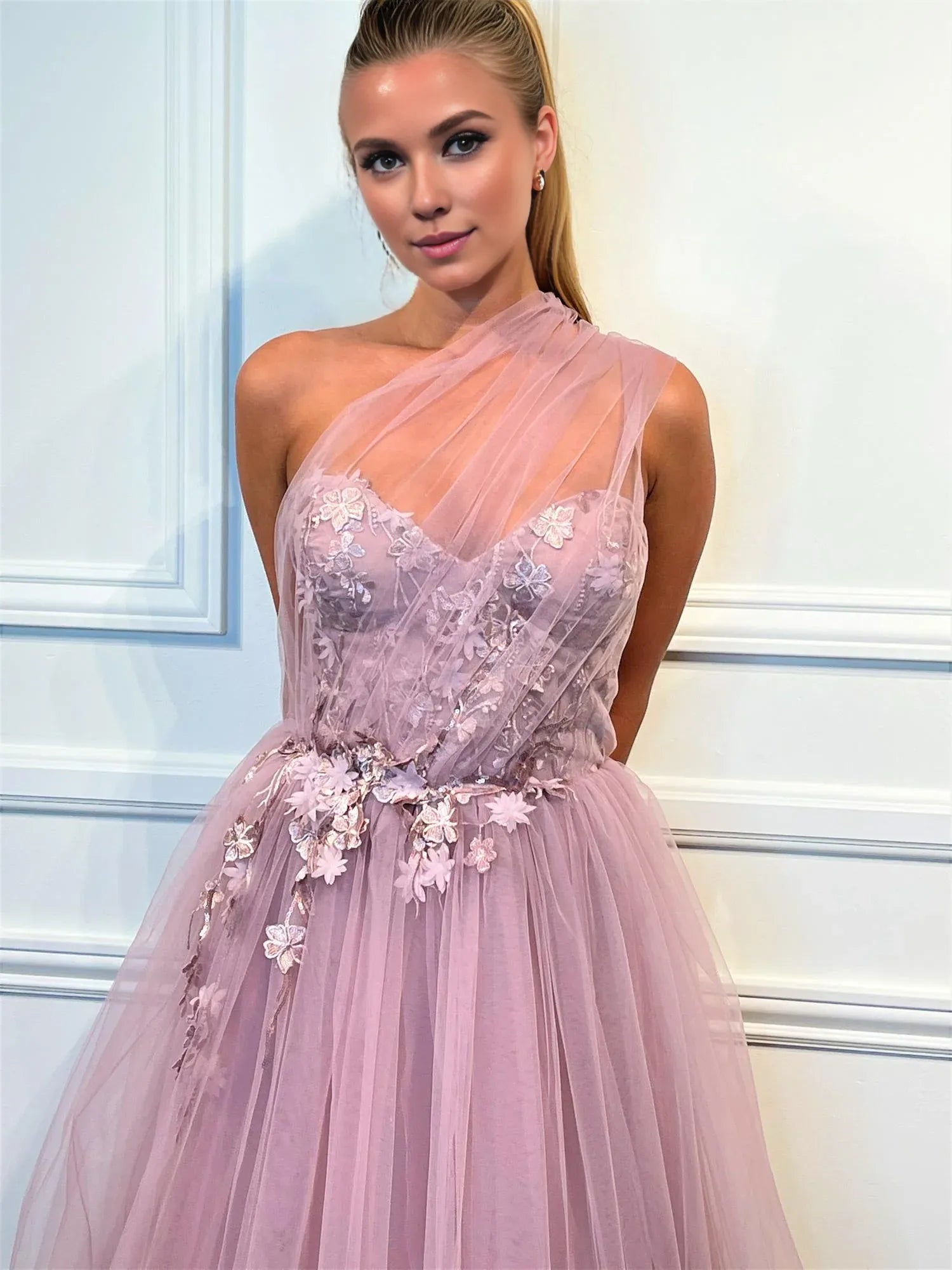 Vestido Weitese de tul ruborizado con escote de un solo hombro, corpiño bordado, falda de tul y dobladillo asimétrico. 