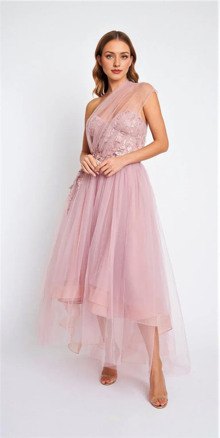 Vestido Weitese de tul ruborizado con escote de un solo hombro, corpiño bordado, falda de tul y dobladillo asimétrico. 