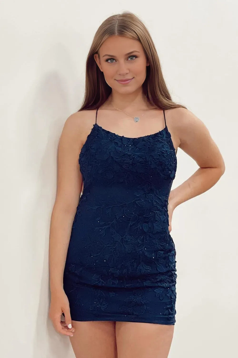 Robe de soirée courte rose moulante à bretelles spaghetti 