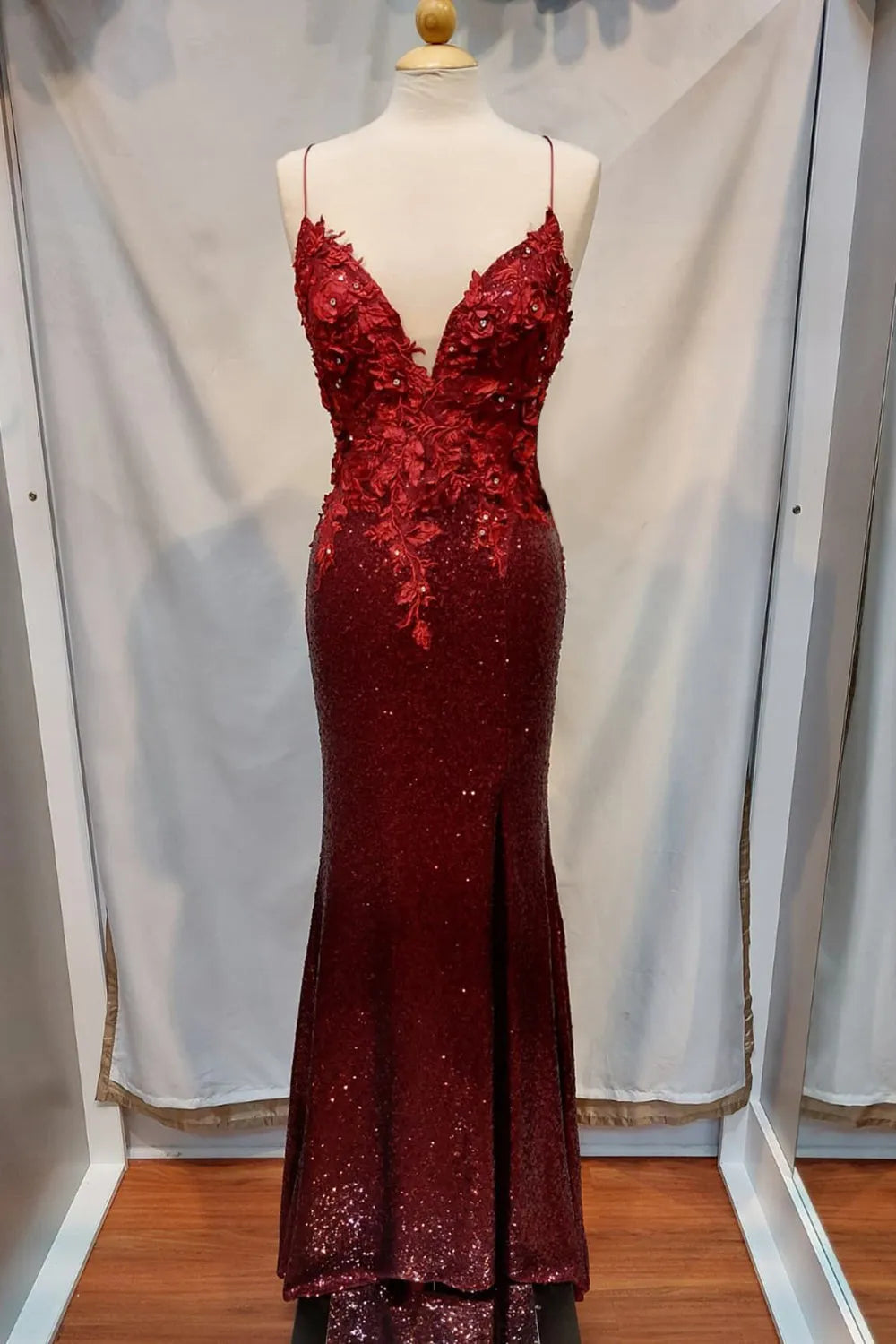 Robe de bal bordeaux à bretelles spaghetti et col en V, à paillettes et appliqués