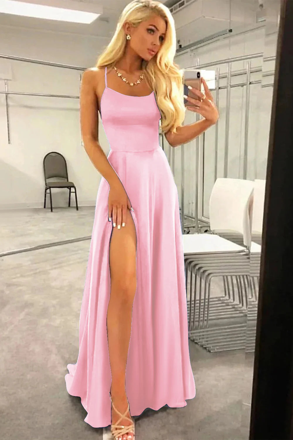 Vestido de fiesta de satén con escote halter y espalda descubierta en forma de A