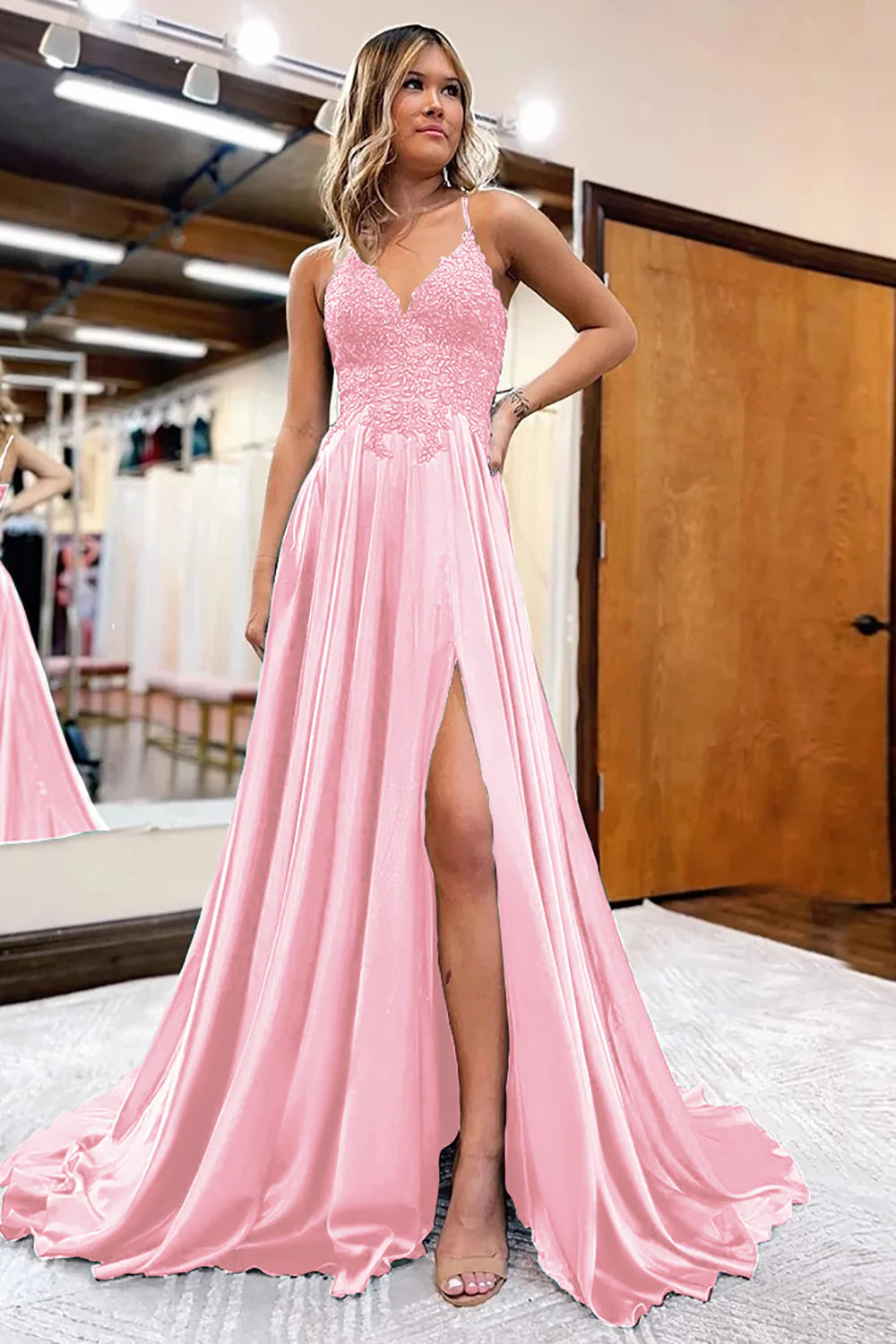 Vestido de fiesta de satén con apliques en forma de A y abertura