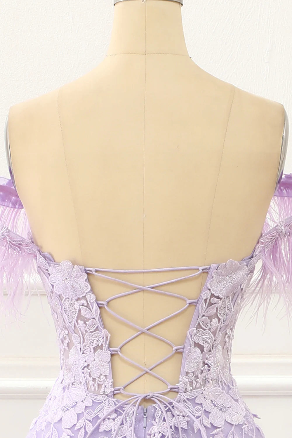 Robe de bal lavande à épaules dénudées et plumes