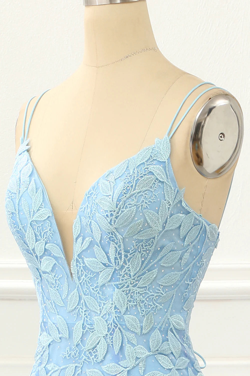 Vestido de fiesta de sirena azul con espalda de tul y cordones, con apliques