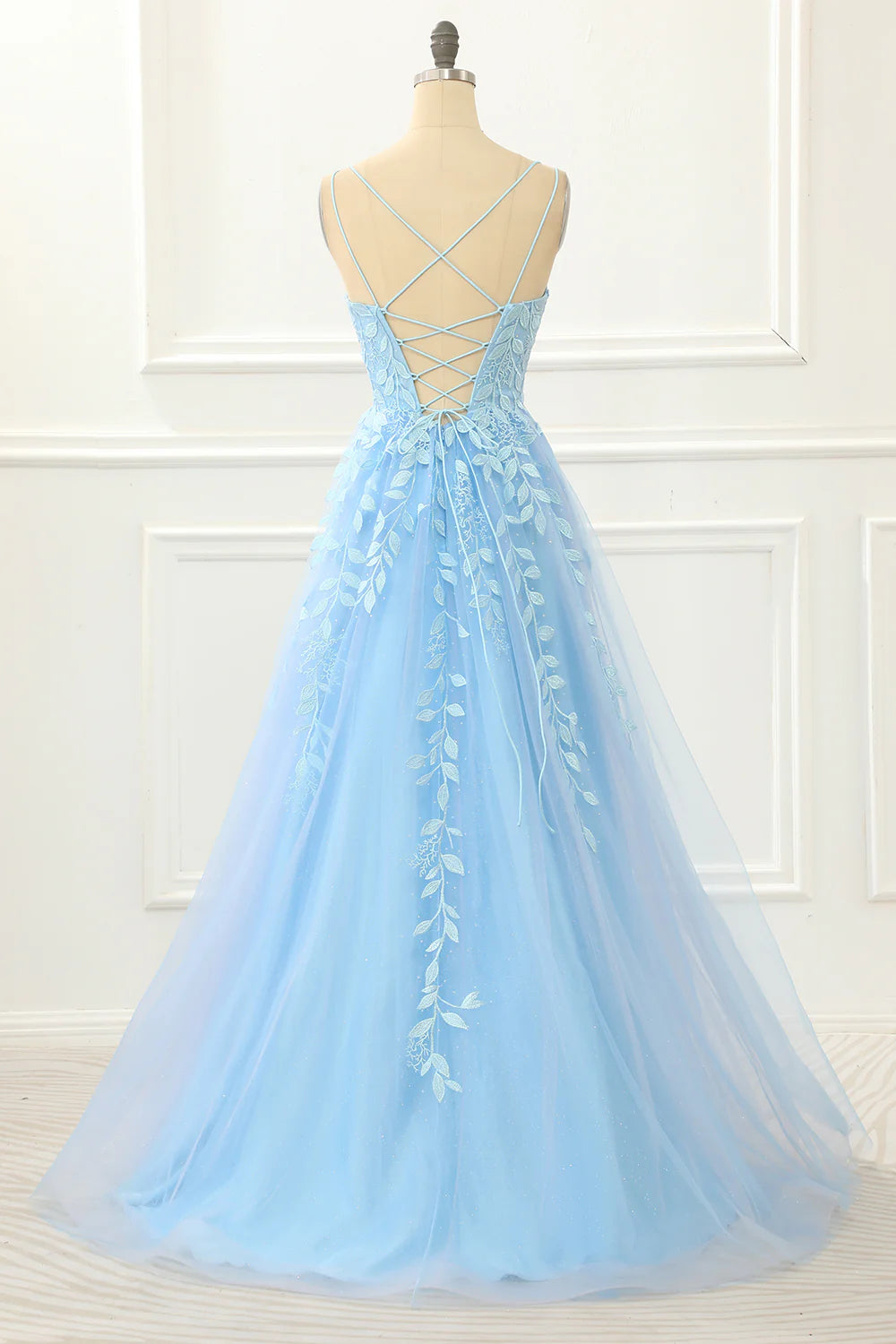 Robe de bal trapèze en tulle avec lacets dans le dos et applications