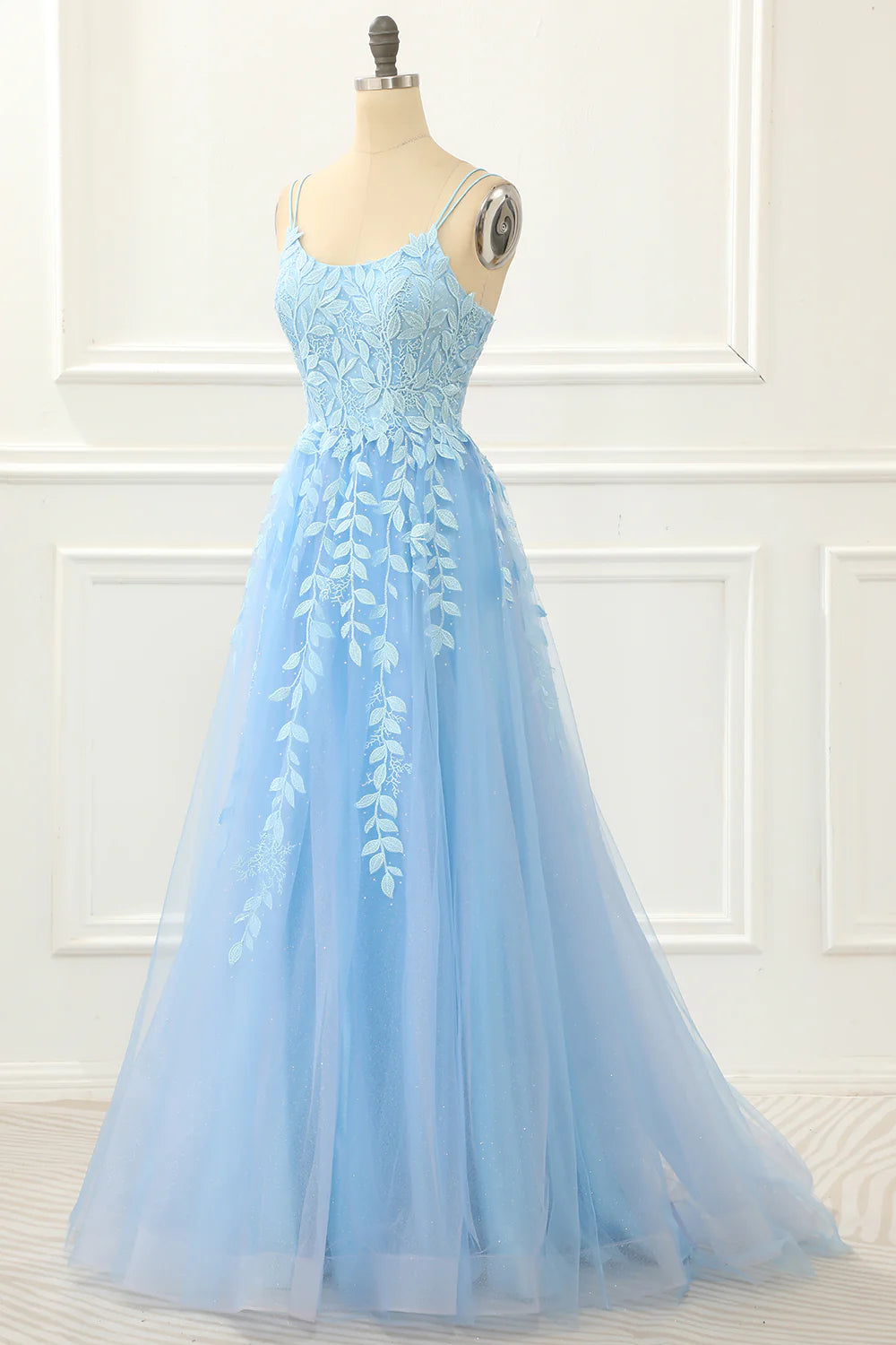 Robe de bal trapèze en tulle avec lacets dans le dos et applications