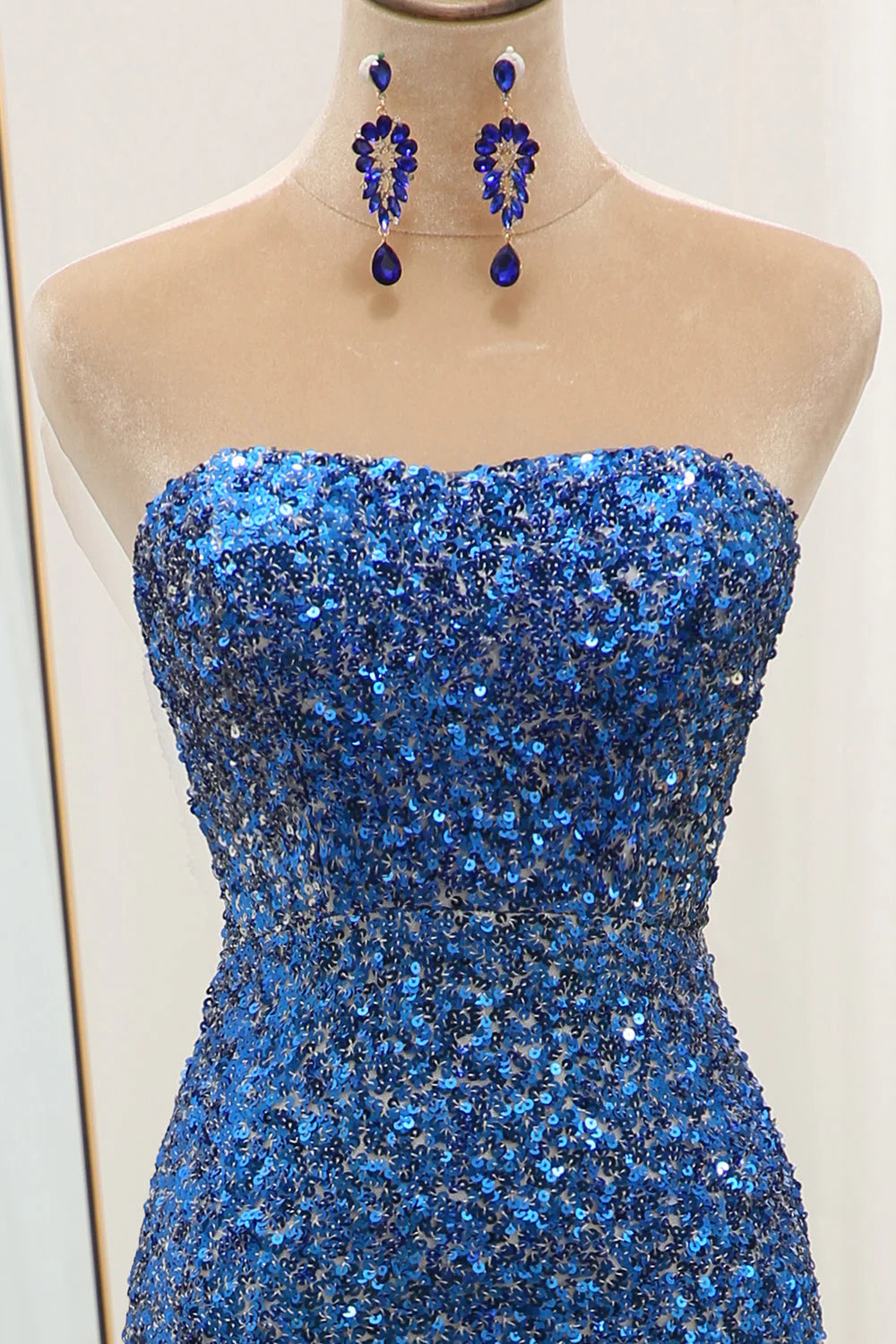 Vestido de fiesta largo sin tirantes con escote en forma de corazón, lentejuelas y degradado azul brillante de sirena