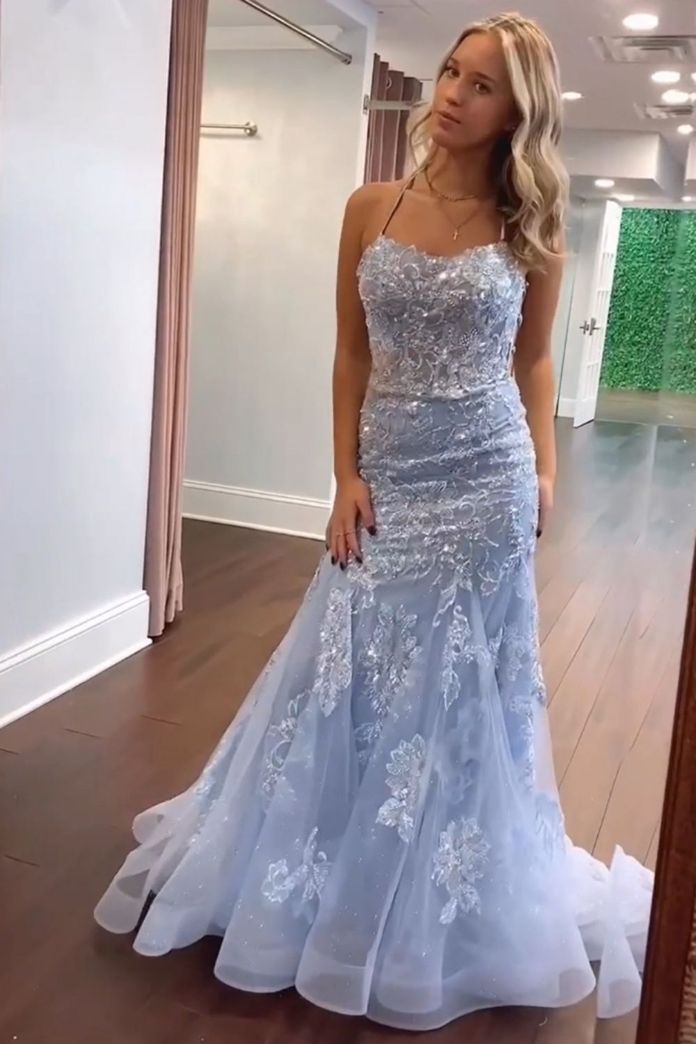 Vestido de fiesta largo con espalda descubierta, encaje y sirena con brillo de Weitese y apliques