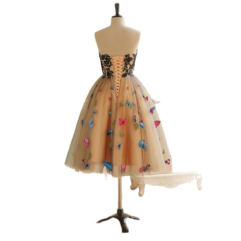 Robe de bal en tulle longueur thé, décolleté en cœur, papillons appliqués