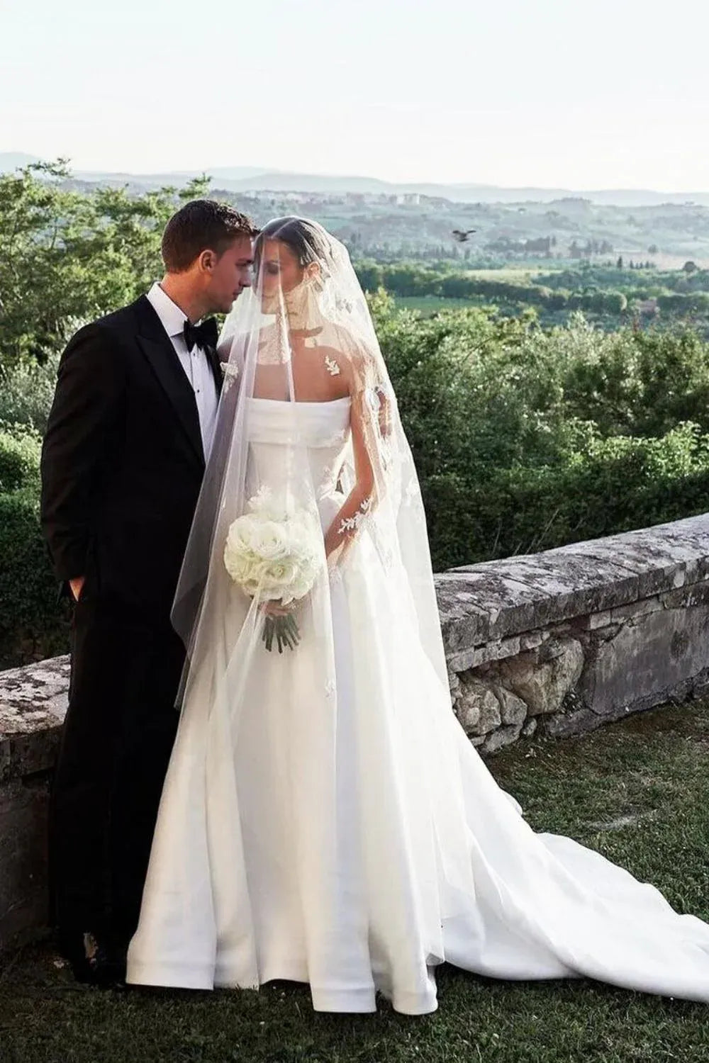 Charmante robe de mariée trapèze bustier longue traîne avec fente sur le devant/sans voile