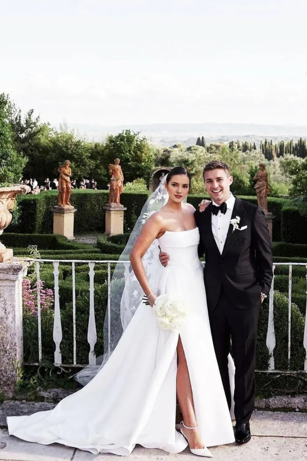 Charmante robe de mariée trapèze bustier longue traîne avec fente sur le devant/sans voile