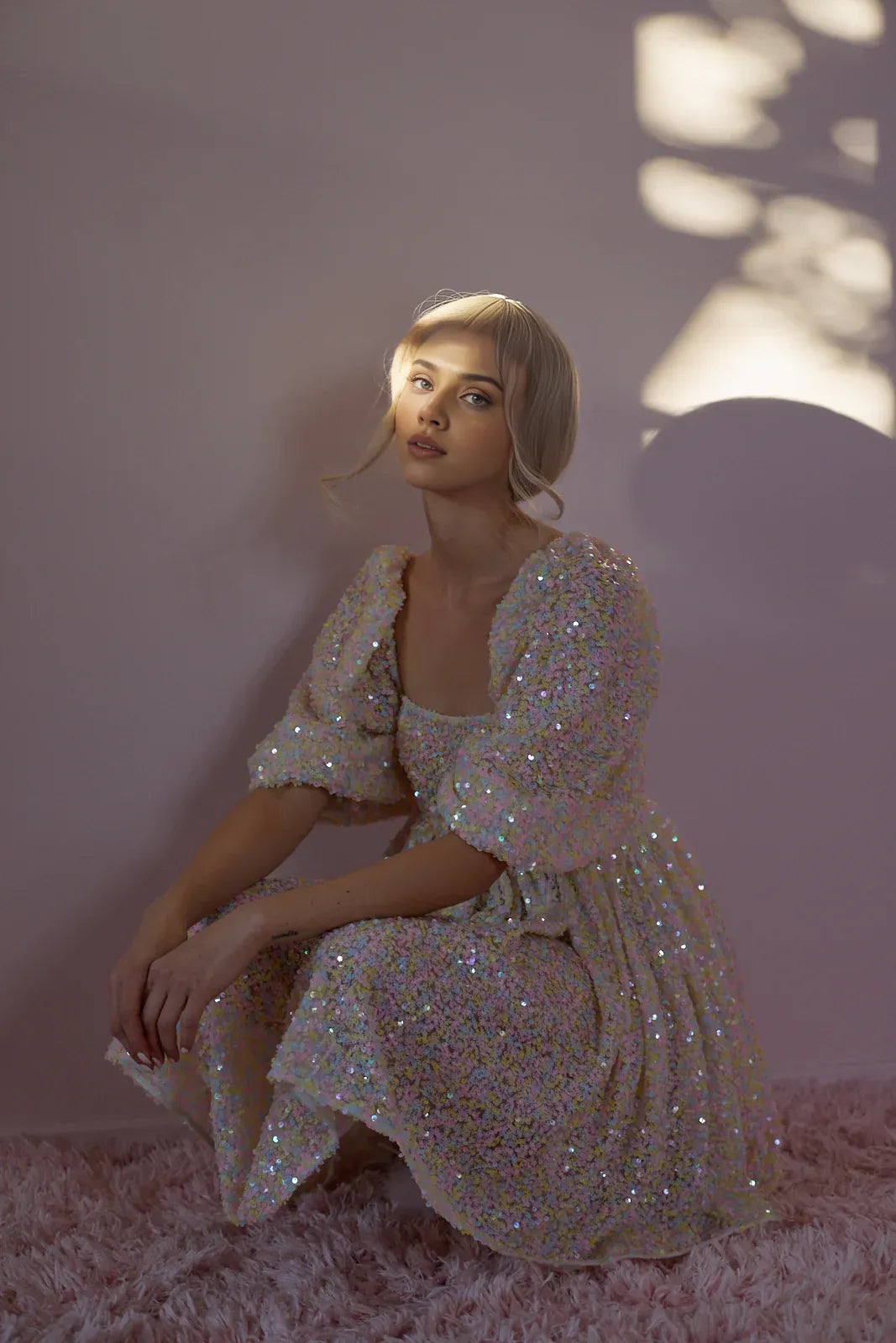 Vestido de fiesta elegante con escote cuadrado y mangas cortas, con lentejuelas brillantes y corte en A. 