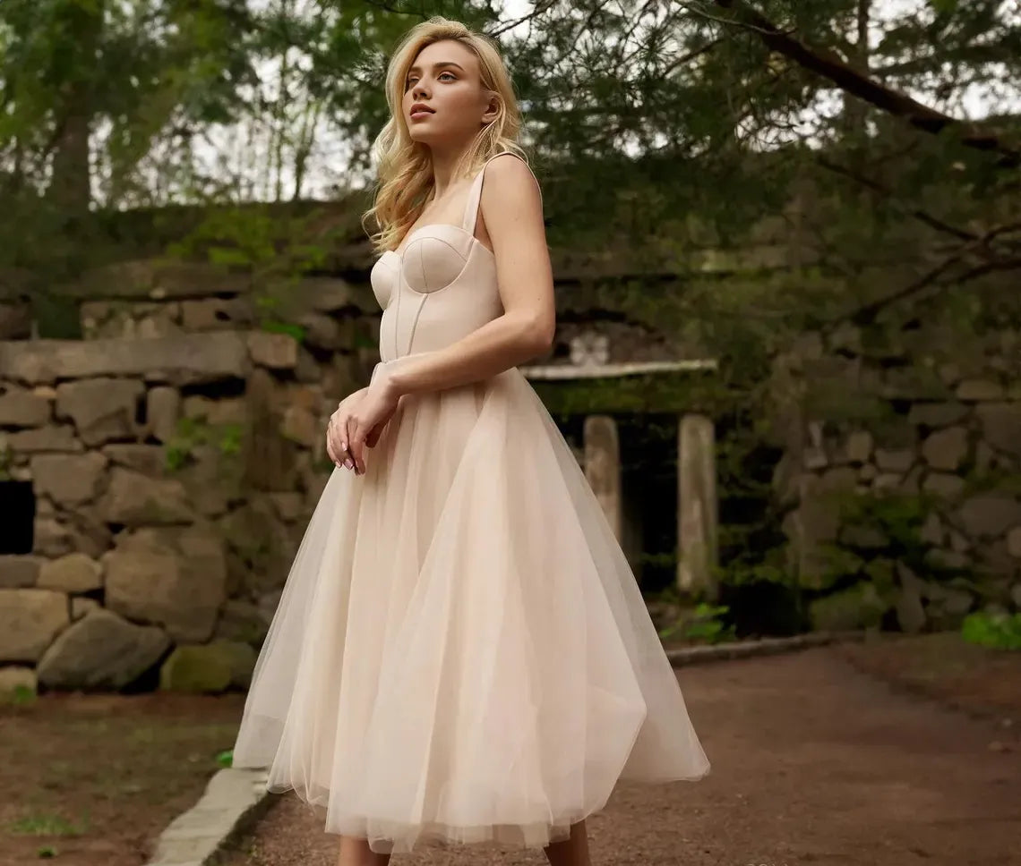 Robe de soirée élégante style princesse trapèze, décolleté en cœur, longueur thé 