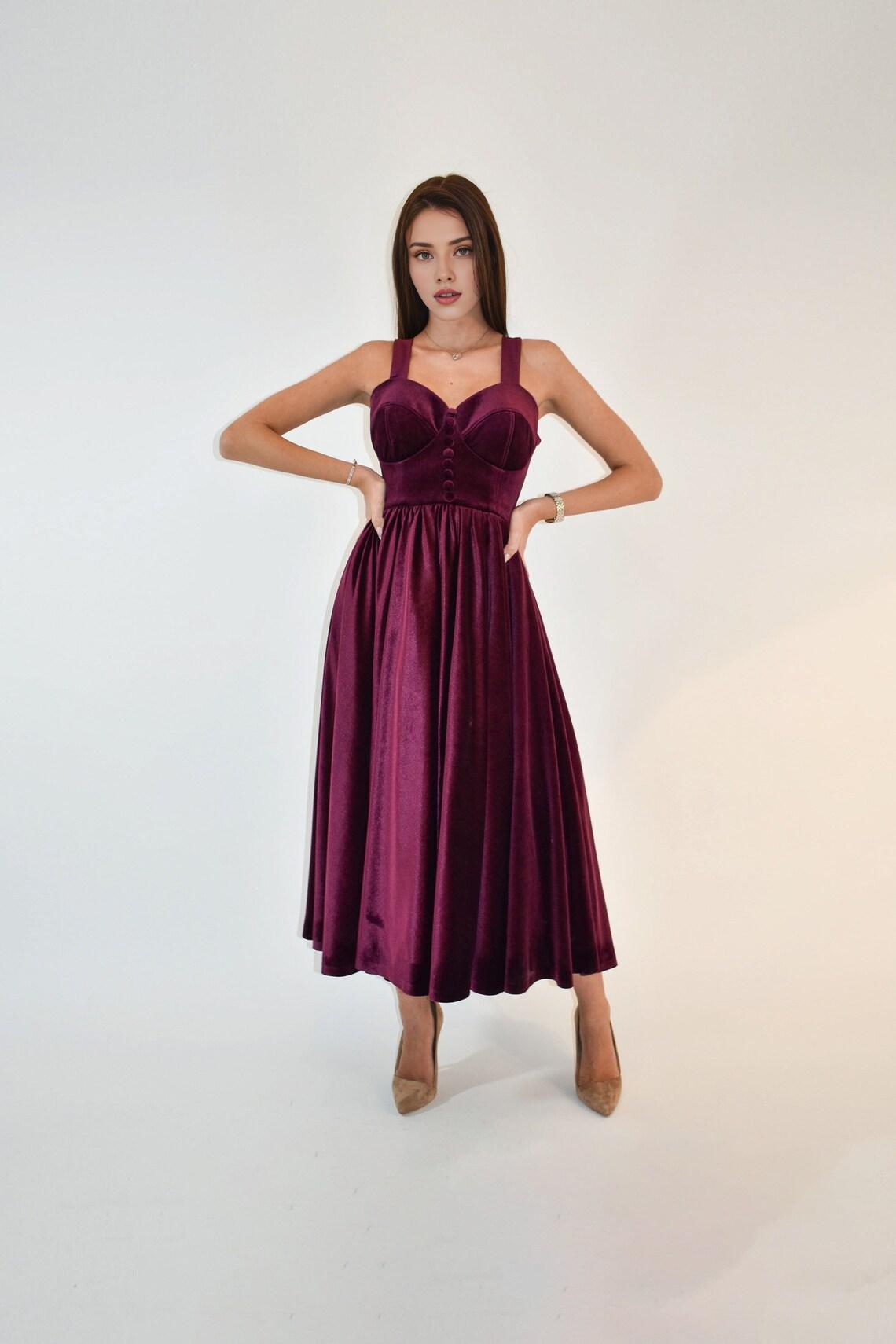 Vestido de fiesta de graduación de terciopelo con corsé, hombros descubiertos, corte A y longitud hasta la rodilla 