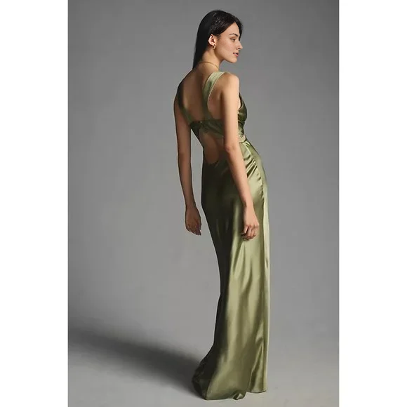 Robe de bal verte sans manches en dentelle, dos nu et décolleté en V profond