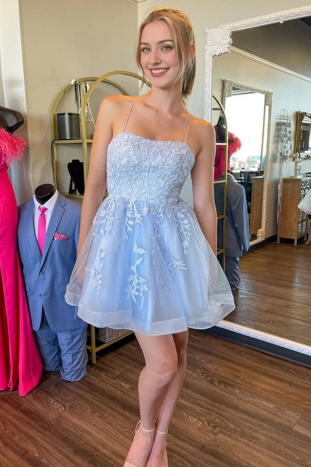 Jolie robe de soirée trapèze dos nu à bretelles spaghetti et lacets en tulle