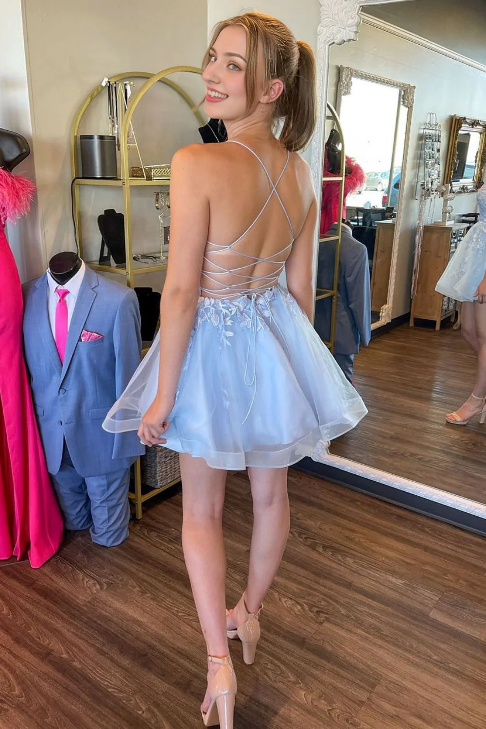 Jolie robe de soirée trapèze dos nu à bretelles spaghetti et lacets en tulle