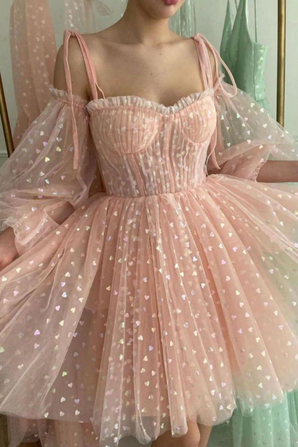Lindo vestido rosa corto de fiesta con hombros descubiertos y corte A de Weitese
