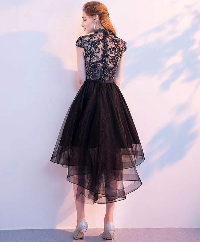 Jolie robe de bal courte en tulle et dentelle à col mi-haut