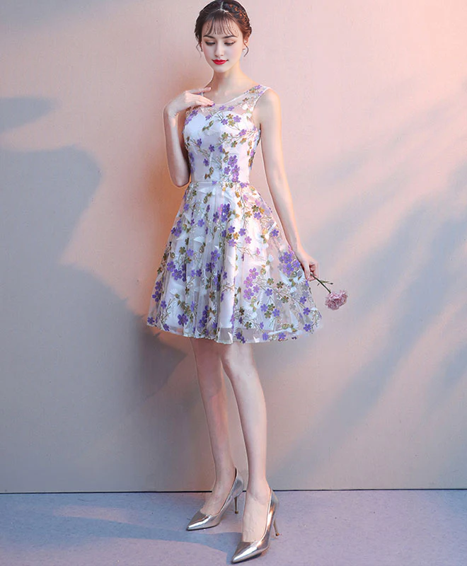 Jolie robe de bal sans manches en tulle avec appliques