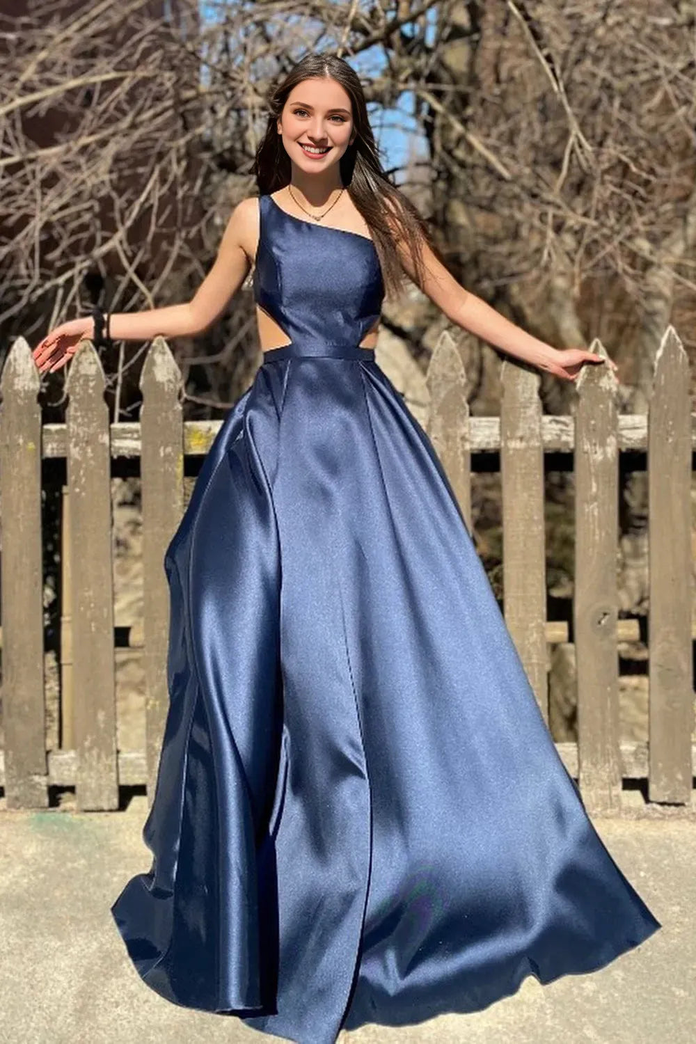 Robe de bal trapèze bleu marine à une épaule et découpe à la taille 