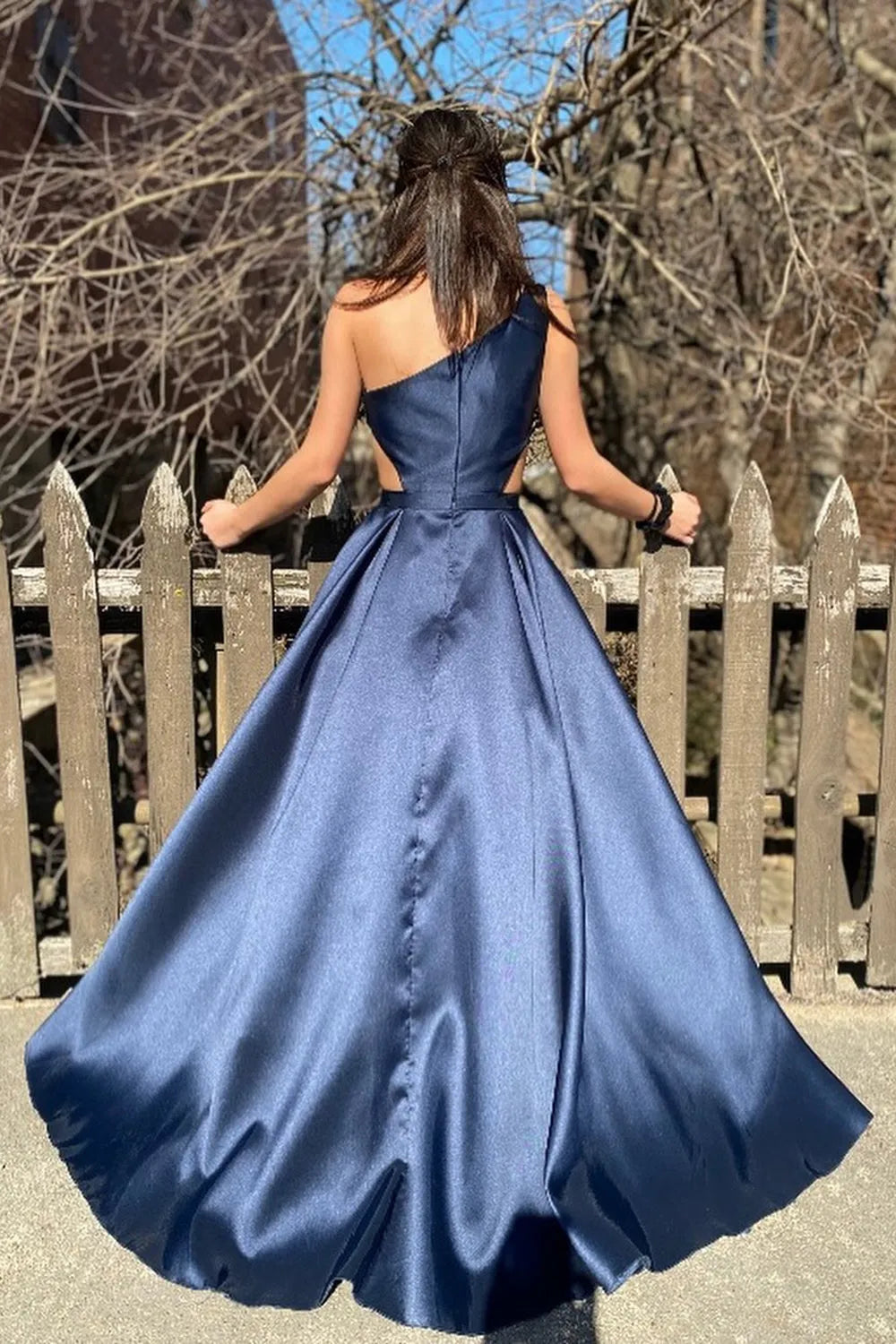 Robe de bal trapèze bleu marine à une épaule et découpe à la taille 