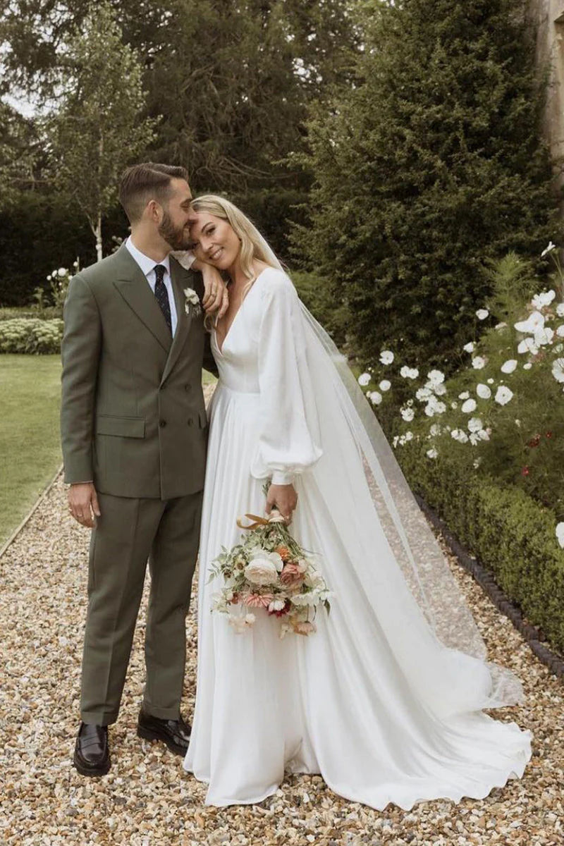 Robe de mariée trapèze en satin à col en V profond et dos nu, manches longues et traîne