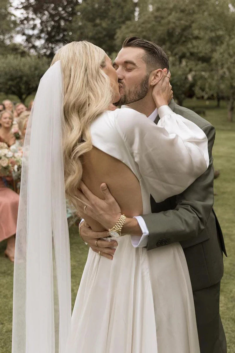 Robe de mariée trapèze en satin à col en V profond et dos nu, manches longues et traîne