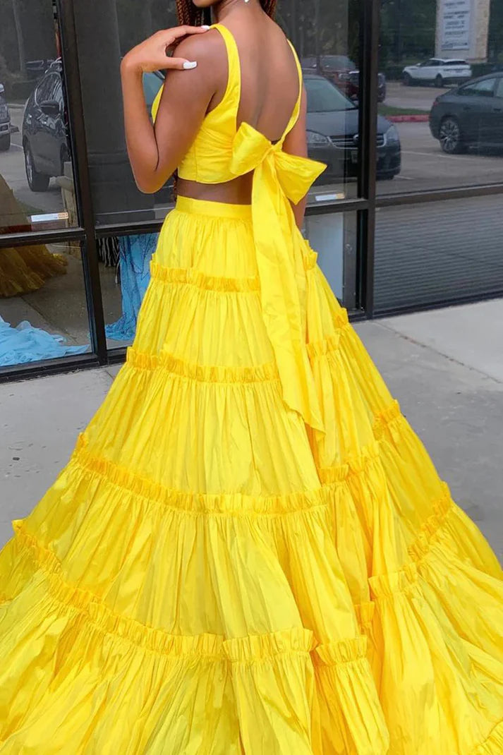Robe de bal longue jaune en satin deux pièces à col en V profond et longueur au sol