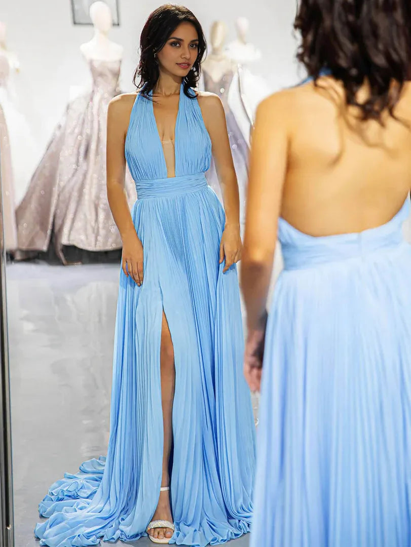 Robe de bal bleu clair à décolleté en V profond et dos nu avec fente