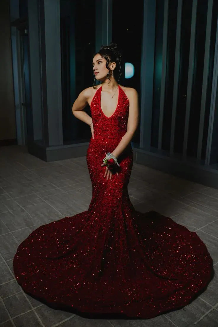 Robe de soirée rouge à paillettes et col en V profond, dos nu et traîne