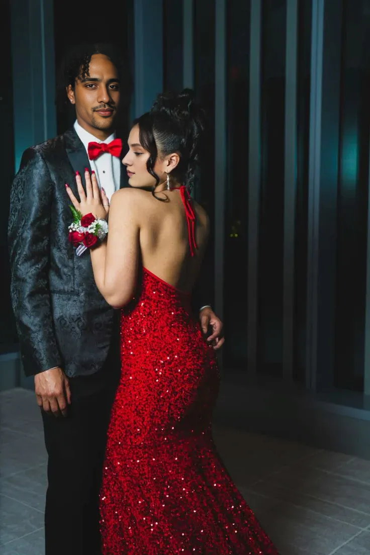 Robe de soirée rouge à paillettes et col en V profond, dos nu et traîne